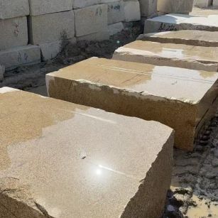 榆林 黄金麻方料堆场洗料分选中，原材料充足