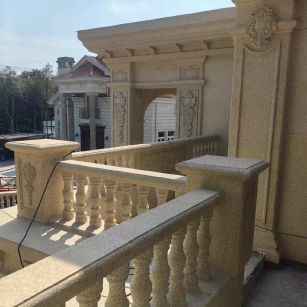 榆林 黄金麻别墅外墙干挂雕花配合阳台栏杆花瓶柱