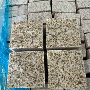 榆林 黄金麻花岗岩自然面小方块，弹石，马蹄石等