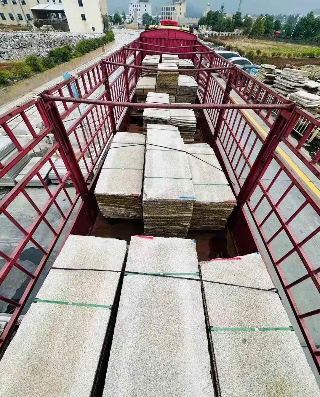 榆林 黄金麻花岗岩荔枝面，光面毛板装车完成