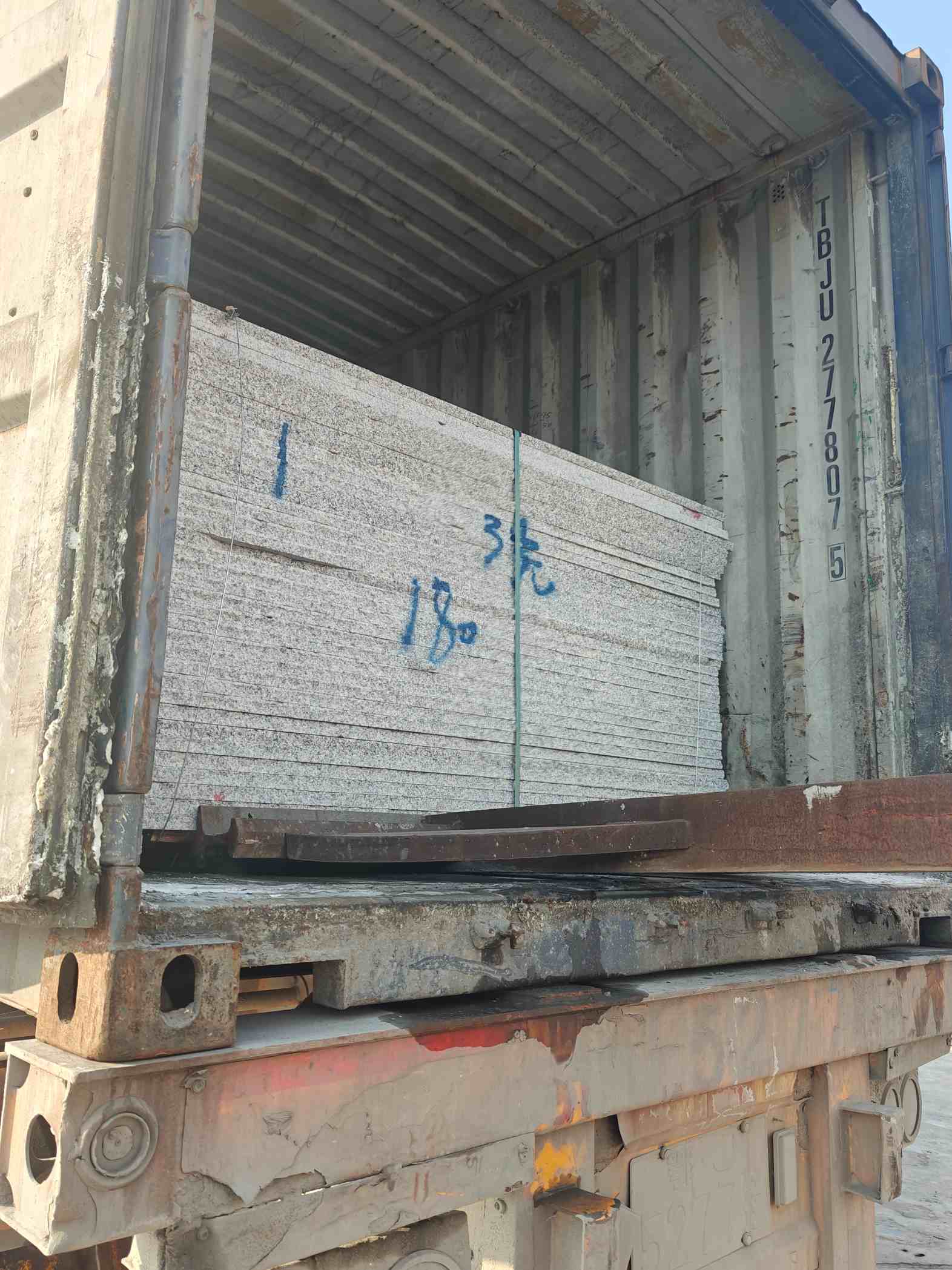 榆林 芝麻白花岗岩石材3.0公分光面毛板装柜出货