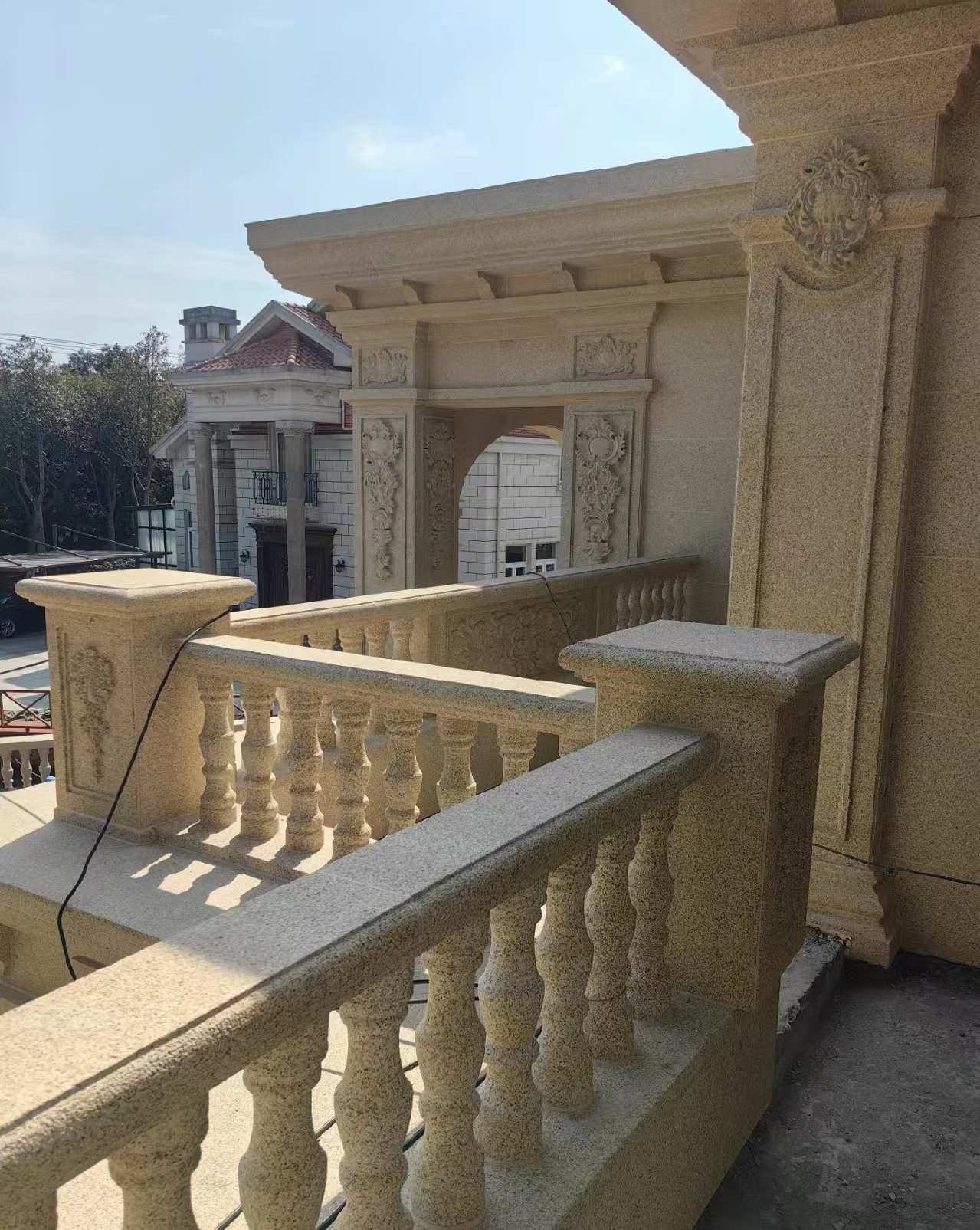 榆林 黄金麻别墅外墙干挂雕花配合阳台栏杆花瓶柱