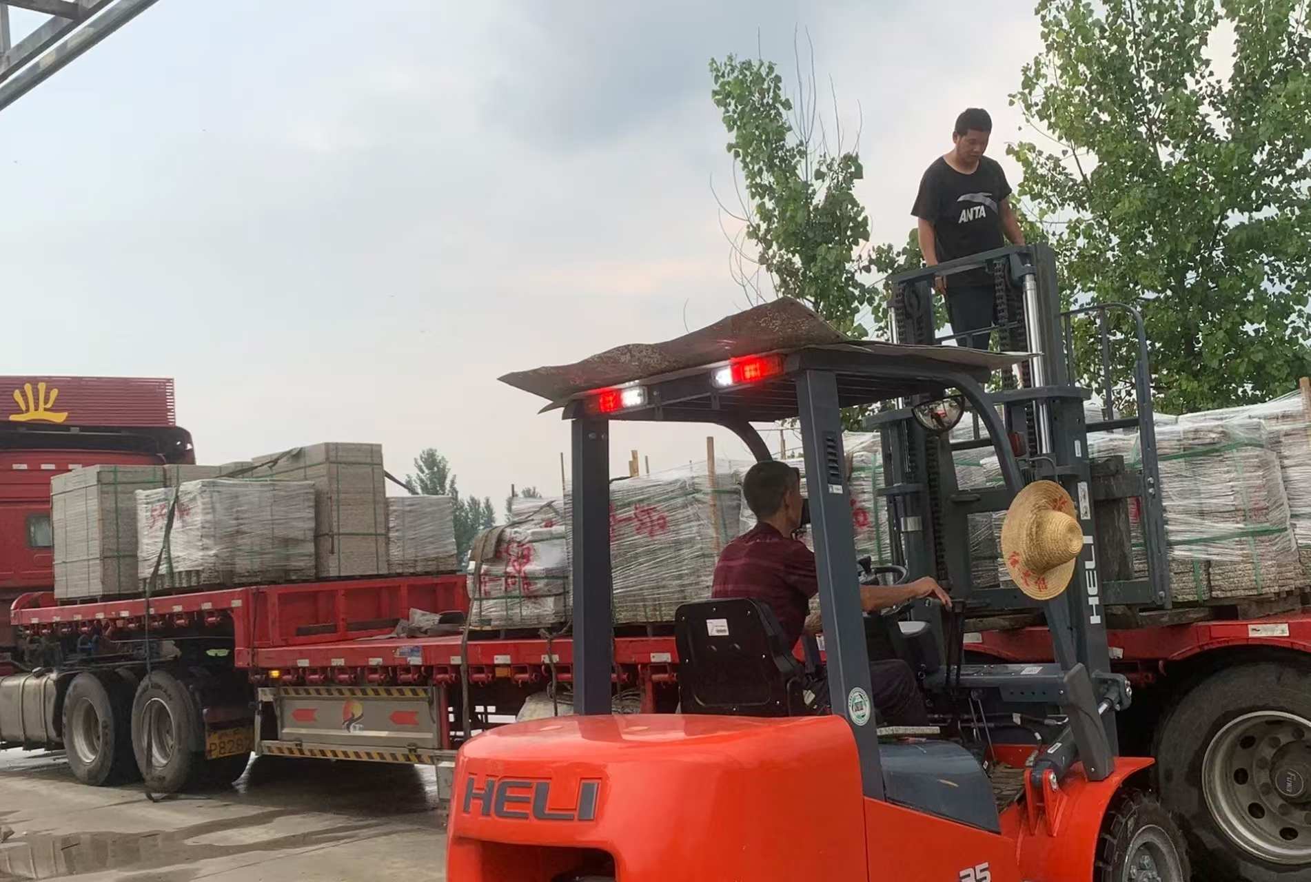 榆林 黄金麻冰裂纹，地铺石装车