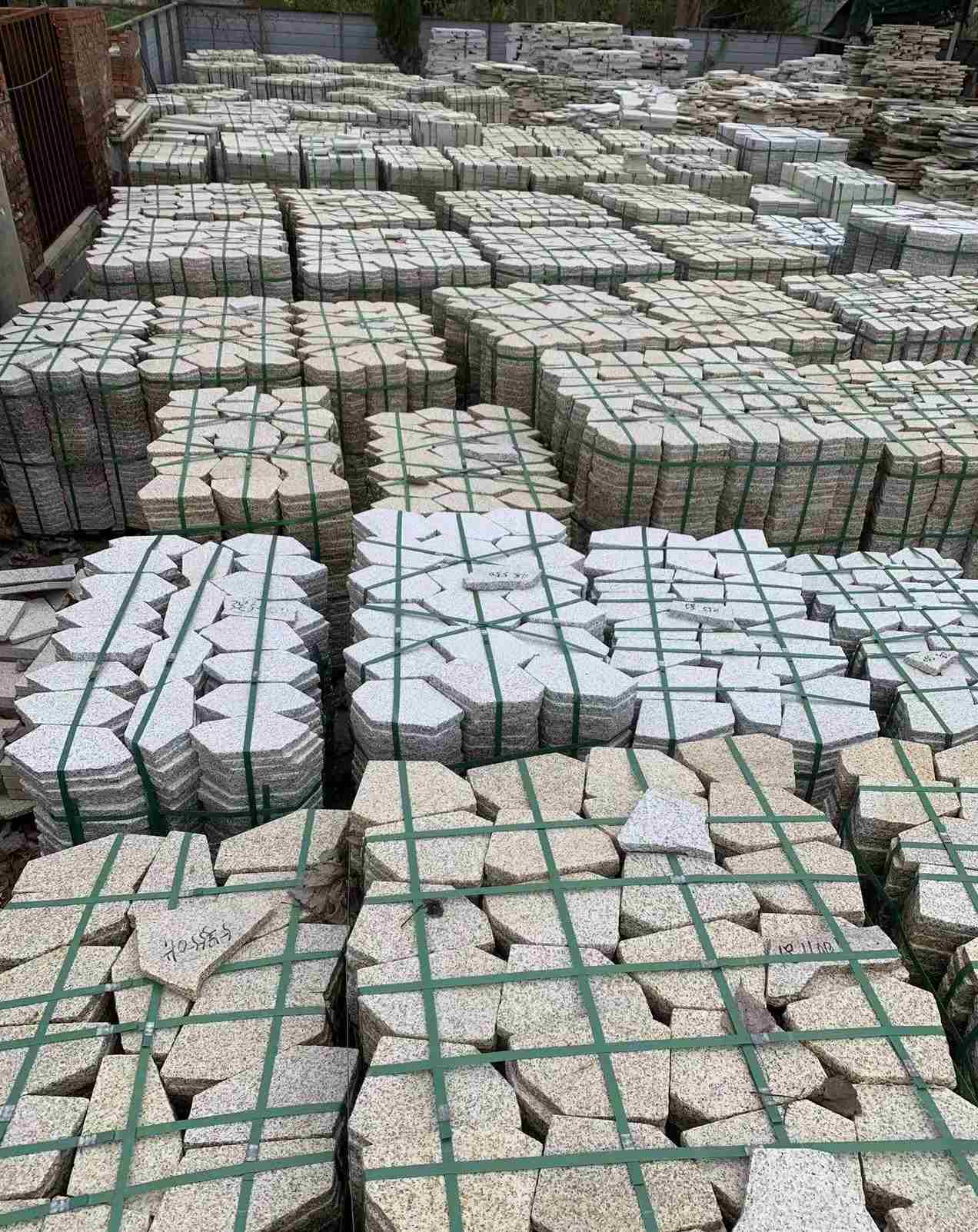 榆林 黄金麻白麻花岗岩荔枝面地铺石(冰裂纹)