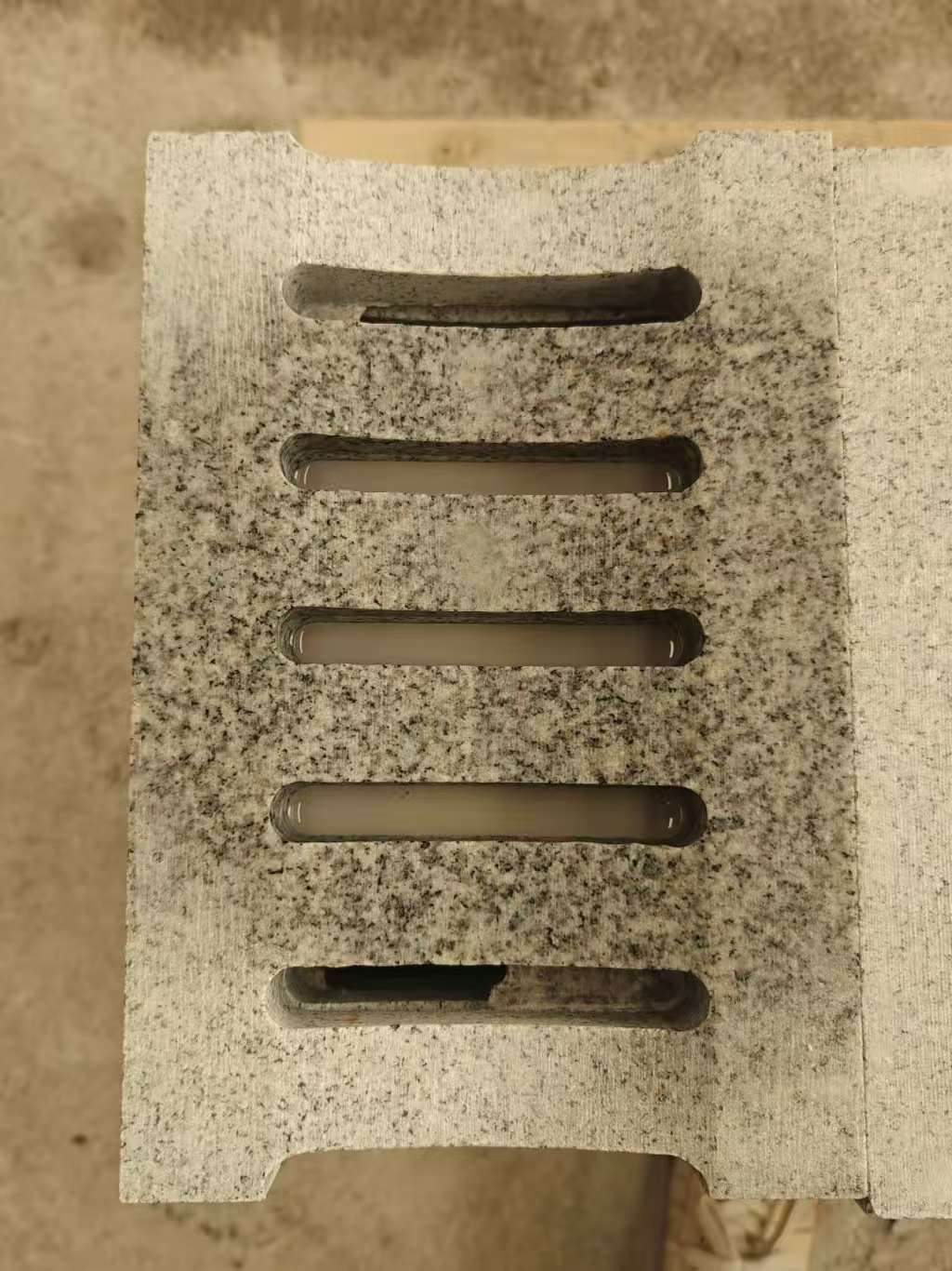 榆林 芝麻白拉丝面花岗岩U型开槽排水槽