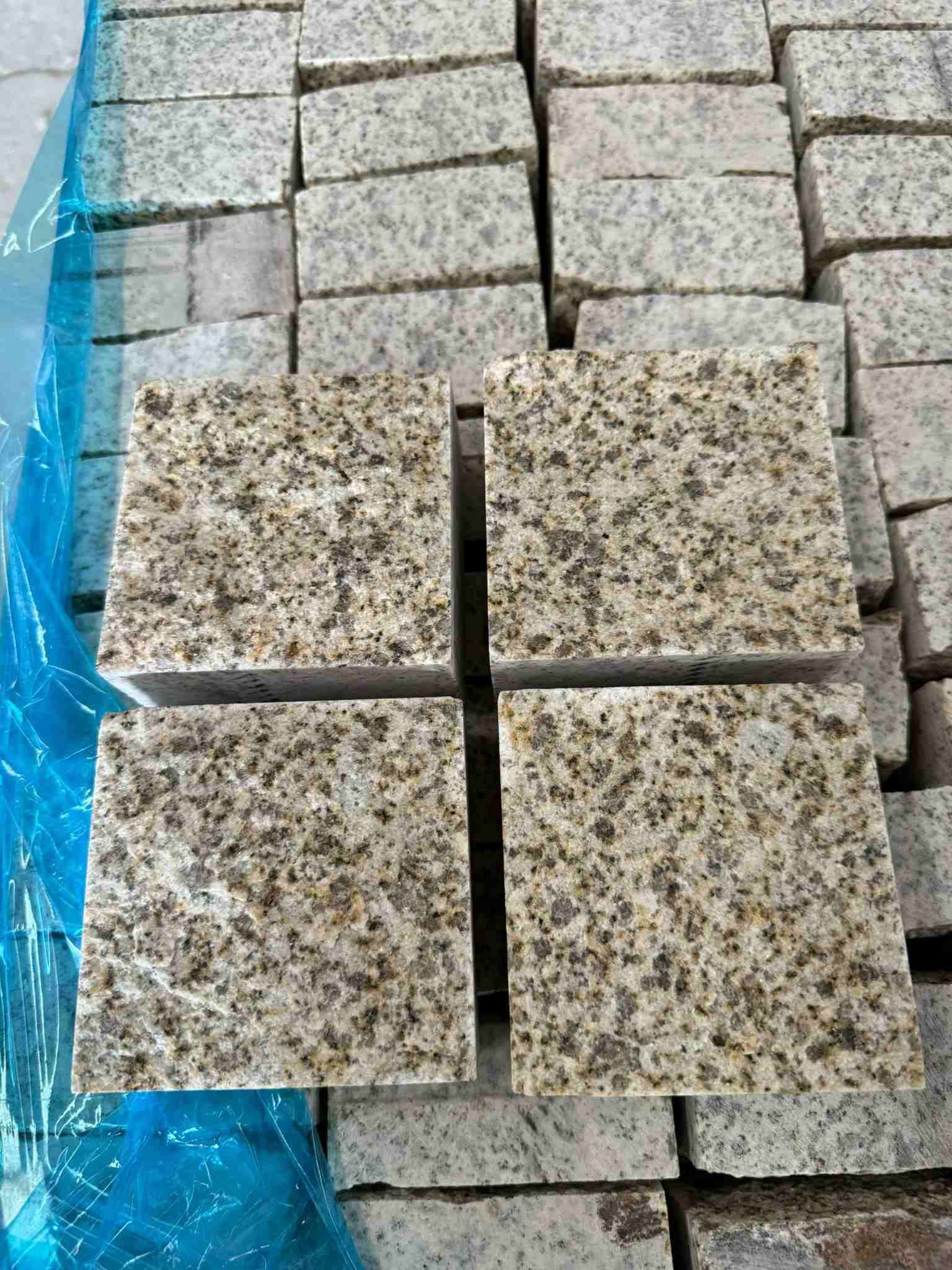 榆林 黄金麻花岗岩自然面小方块，弹石，马蹄石等