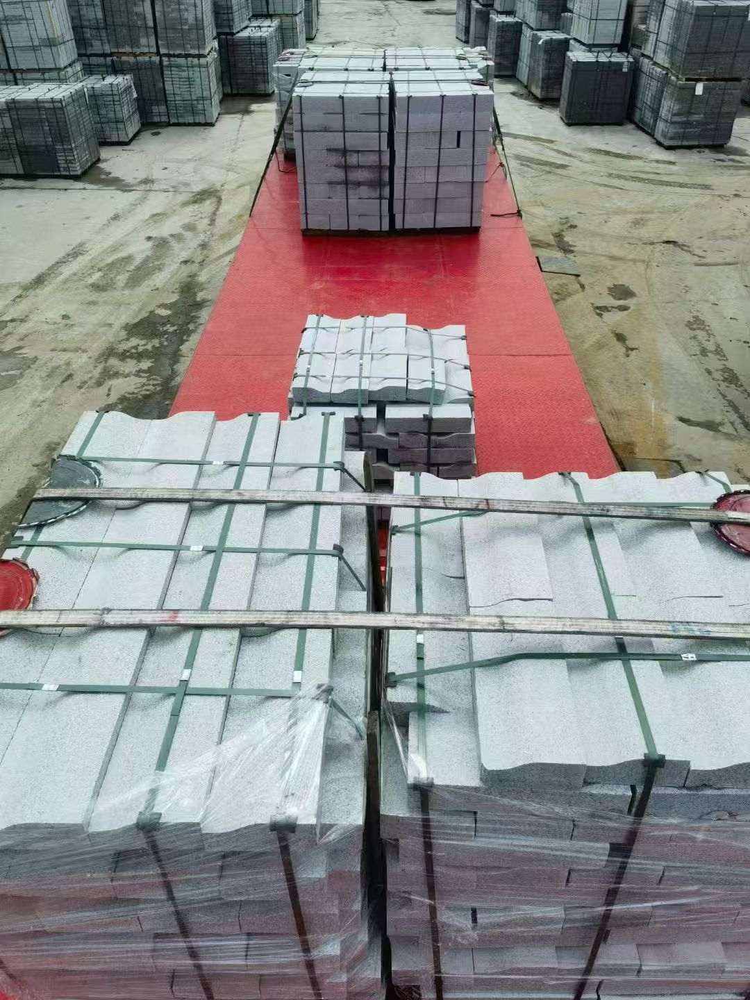 榆林 芝麻白仿形加直形路沿石出货日常