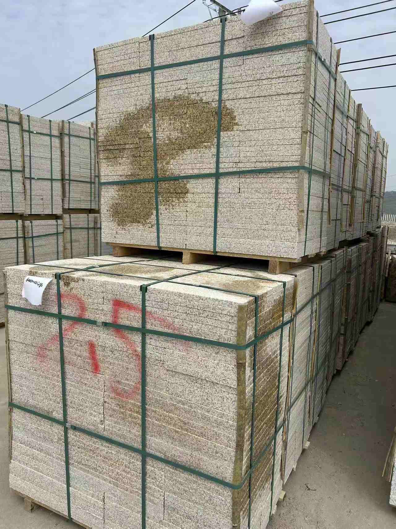 榆林 黄金麻花岗岩石材荔枝面地铺石2.5*300*600