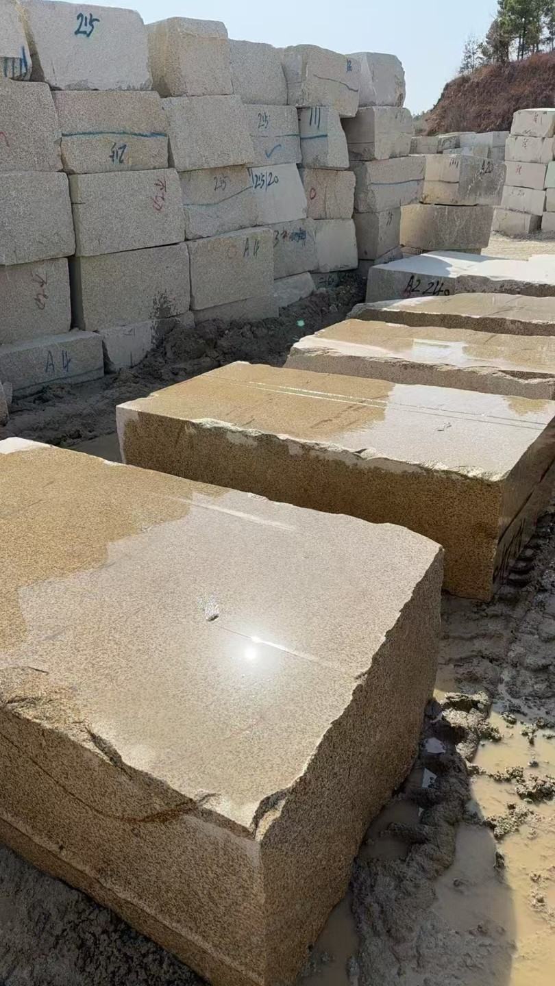 榆林 黄金麻方料堆场洗料分选中，原材料充足