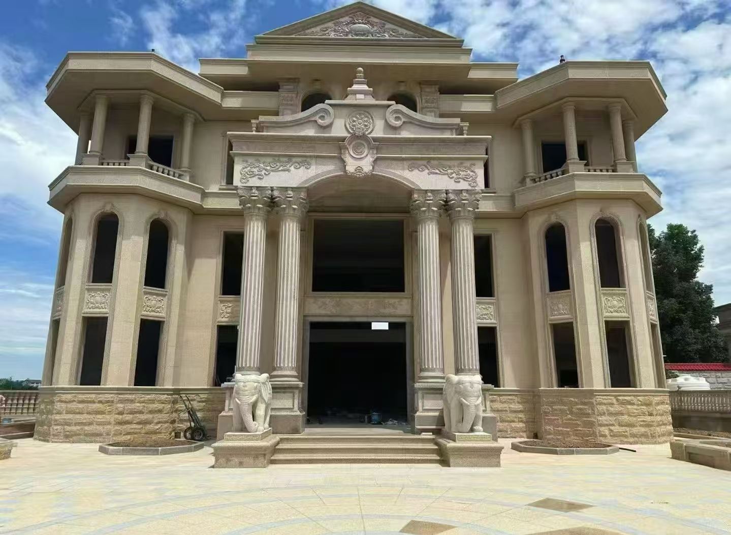 榆林 黄金麻别墅外墙干挂，大柱，大象，蘑菇石，雕花板