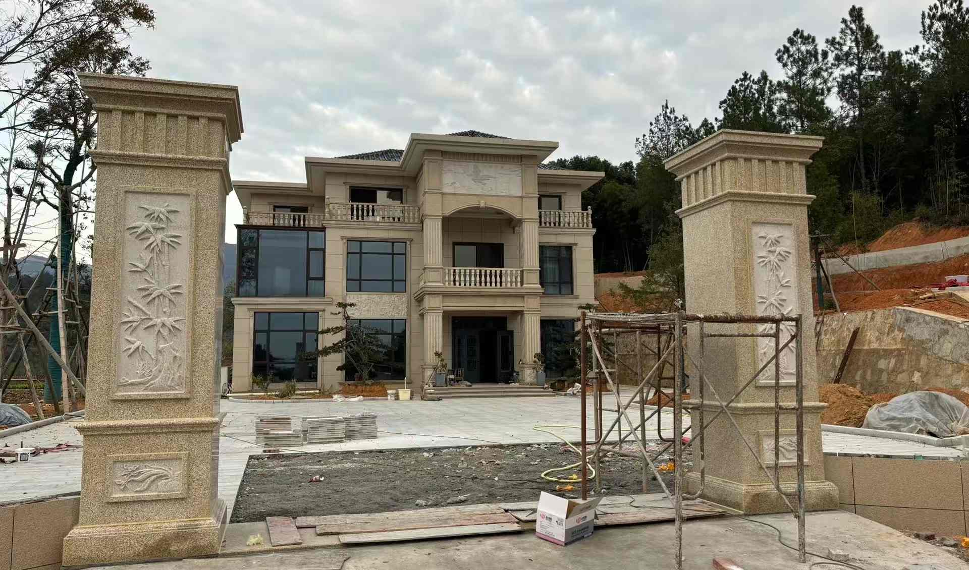 榆林 黄金麻花岗岩别墅雕花外墙干挂配上门口雕花罗马柱