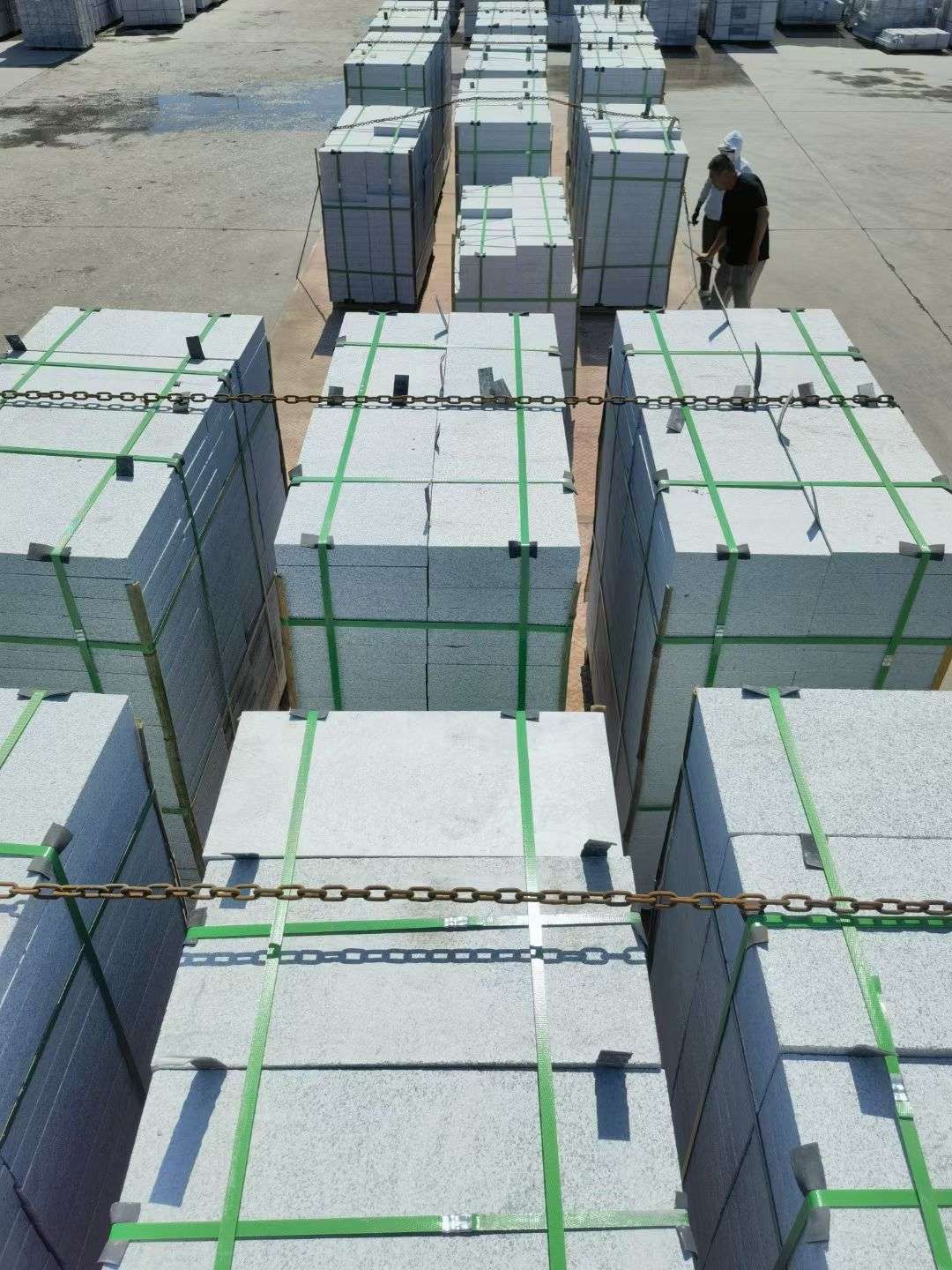 榆林 芝麻白花岗岩5公分地铺石 花岗岩厂家工厂装车日常